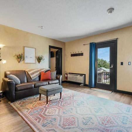 The Rustic Suite - Main Street Lodge In Берлин Екстериор снимка